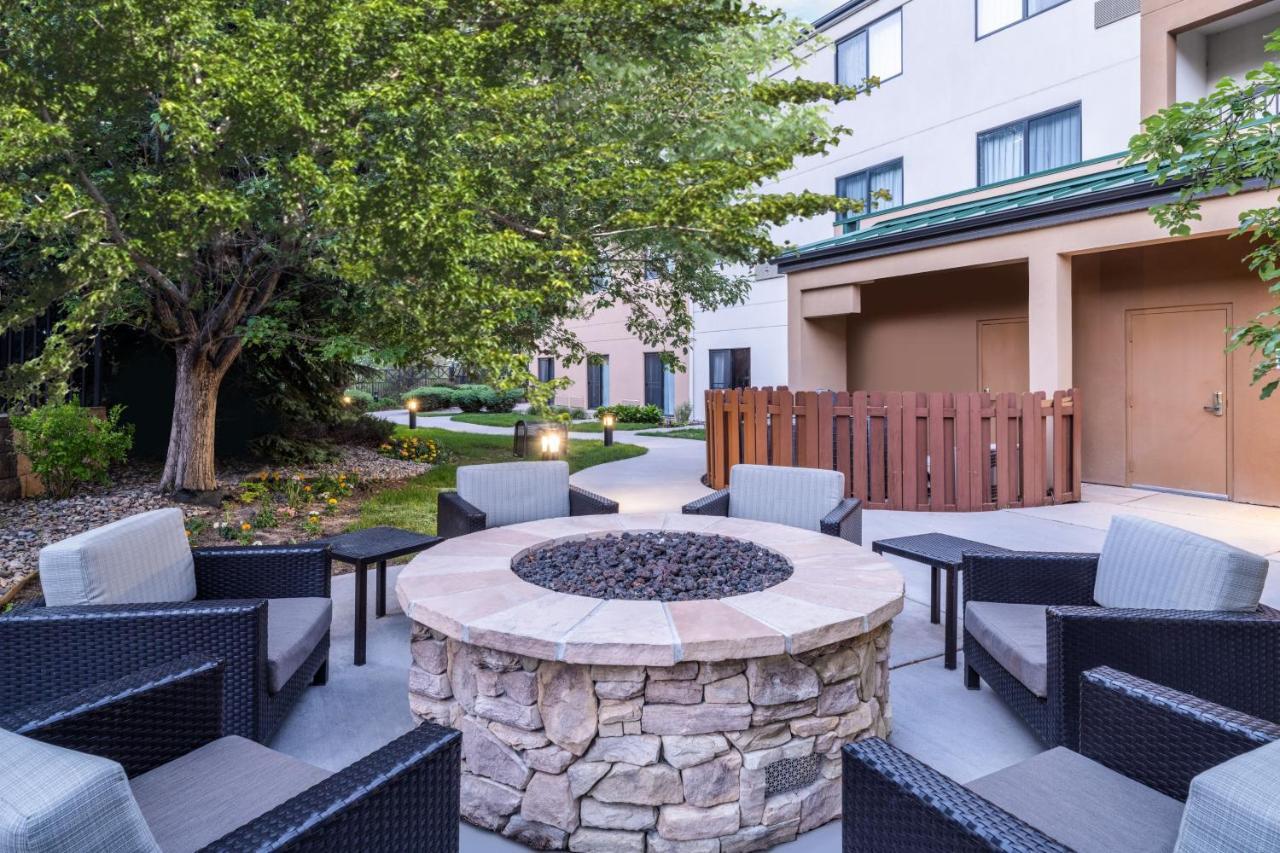 Courtyard By Marriott Colorado Springs South Hotel Екстериор снимка