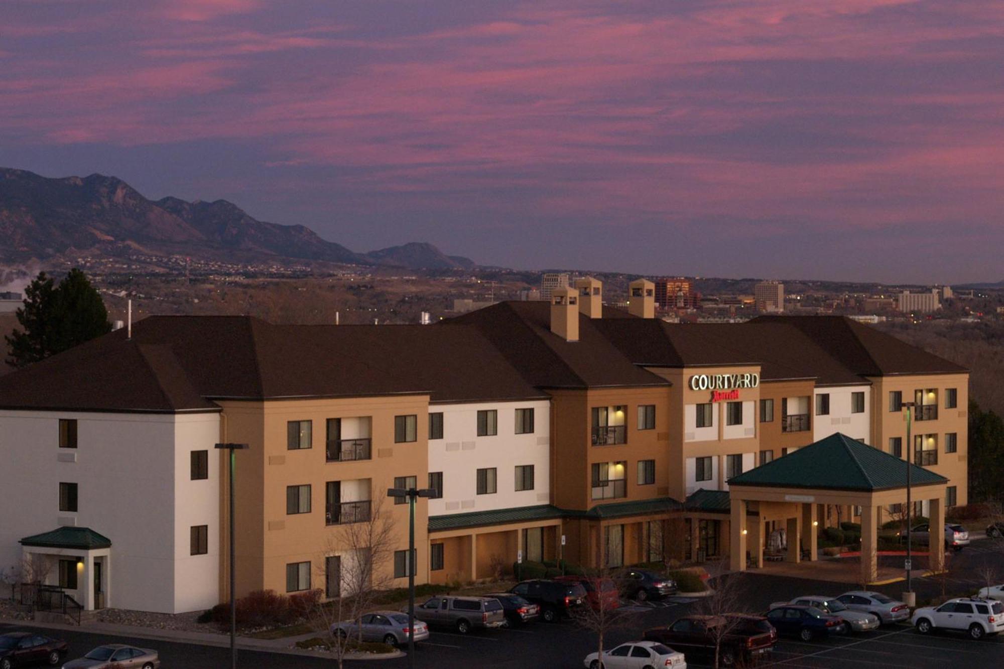Courtyard By Marriott Colorado Springs South Hotel Екстериор снимка