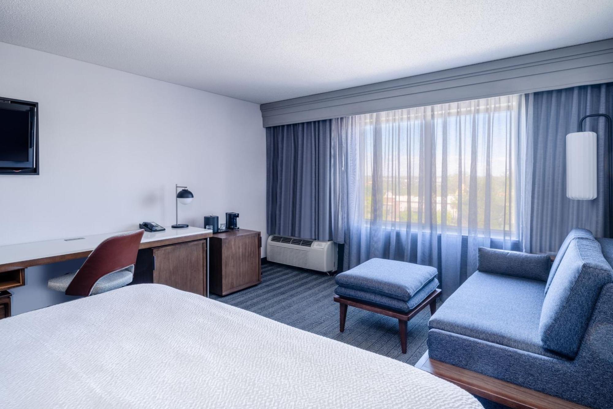 Courtyard By Marriott Colorado Springs South Hotel Екстериор снимка